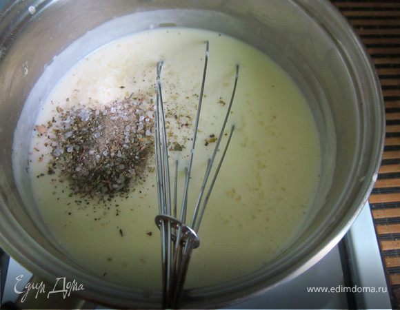 Пока грибы с товатами тушатся делаем соус "Бешамель". В сотейнике растопить 4 сл.л. сливочного масла, добавить 3 сл.л. муки и обжарить её с маслом, постоянно помешивая одну минуту. Затем добавляем по одному стакану молока (всего 3 ст.) Хорошо мешая соус венчиком, чтобы не было комочков. Как только мы добавили третий стакан молока, то соус надо посолить, поперчить и добавить сухие травы (у меня прованские). Соус должен быть по консистенции, как сметана.