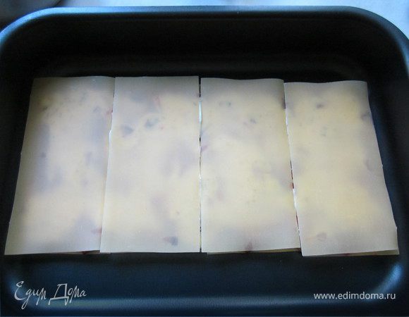 Положить еще слой листьев лазаньи и повторить процедуру ещё раз.