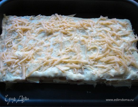 Накрываем ещё одним слоем лазаньи. Заливаем оставшимся соусом и сыром. Ставим в духовку на 30-40 минут (смотрите на пачке с лазаньей). Добавлю, что у меня была лазанья, которую не надо предварительно отваривать, т.ч. посмотрите на пачке, что написано. Я делала лазаньи и из той и из другой, разницы по вкусу никакой нет, но с этой проще и быстрее.
Перед подачей посыпьте свежей зеленью и тертым пармезаном.
Бон аппетит, сеньоры и сеньориты!