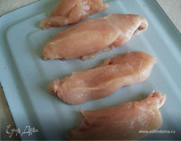 Куриную грудку порезать на брусочки.Посолить.