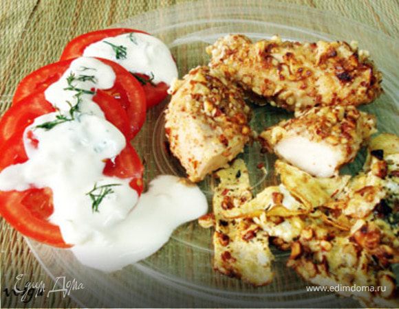 Мясо подавать со свежим помидором, омлетом. Помидоры полить соусом (смешать сметану, йогурт, рубленный чеснок и зелень)