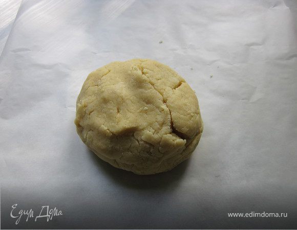 Из муки, соли, сахара и масла сделать крошку. Добавить яйцо, ваниль и замесить тесто. Обернуть тесто в пленку и убрать на 2 часа в холодильник.