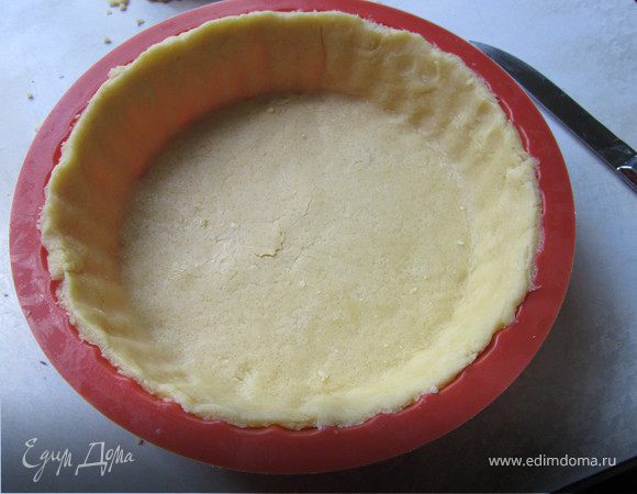 Переложить тесто в форму, убрать лишнее (у меня ещё получилось четыре пирожных), наколоть дно вилкой и убрать в морозилку на 10 минут. Выпекать в разогретой духовке до золотистого цвета. Готовый корж остудить.