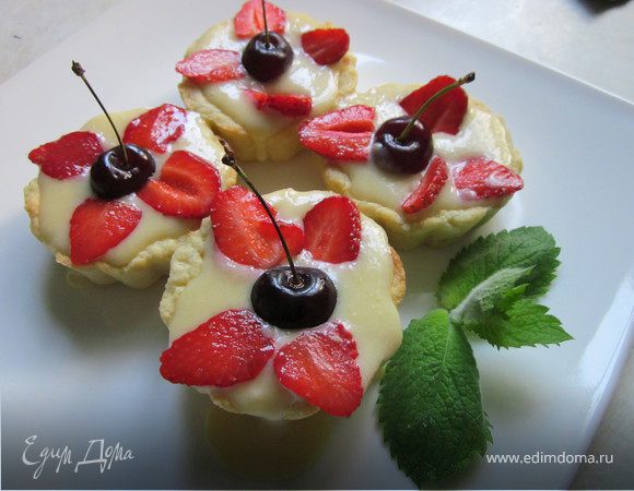 Молоко с ванилью довести до кипения и проварить на медленном огне 5 минут. Дать немного остыть.
Желтки, сахар и крахмал взбить. Соединить молочную и яичную смесь и варить на медленном огне до загустения постоянно помешивая. Снять с огня. Шоколад растопить, сливки взбить. Все соединить и хорошо перемешать. Покрыть кремом остывший корж. Поставить в холодильник. Как только крем застынет, украсить тарт клубникой.
Приятного чаепития!
Из остатков теста я сделала пирожные.