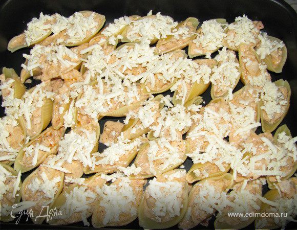 Затем начиняем наши макароны начинкой.Выкладываем в форму для запекания. Присыпать тертым сыром.