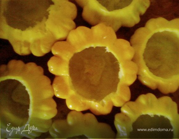 Патиссоны проварить в подсоленной воде до готовности.(но только не переварить!!!,проверяйте ножичком и как только станут чуть мягкими значить готовы)Остудить.Срезать немного верхушки и с помощью чайной ложки удалить часть мякоти из патиссонов(семячки выбросить,а мякоть мелко порезать и потом добавить её к начинке)