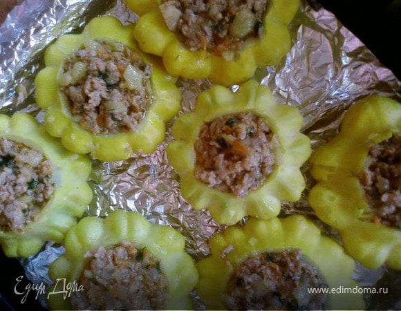 Готовой начинкой наполняем патиссоны хорошо заполняя пустоты.Выкладывая их на противень застеленную фольгой.