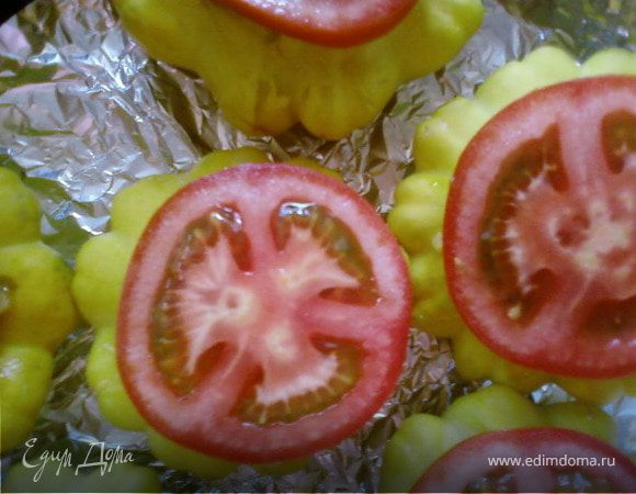 Затем каждый накрываем кружком помидора.