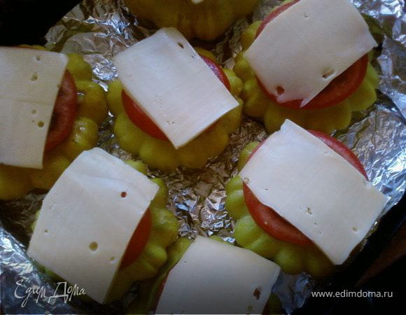 А на помидор укладываем пласт сыра.