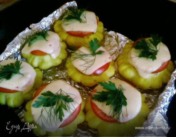 Выпекать 5-10минут (пока не начнет плавится сыр.Вытянув с духовке украсить зеленью.Подавать со сметаной и свежими овощами.