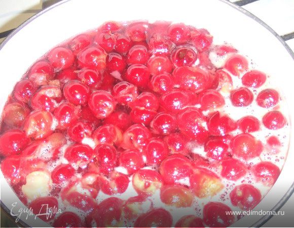 Вишню вымыть и удалить косточки. В сотейник налить воду и добавить сахар,  когда закипит добавить вишни, и варить 5 мин.  