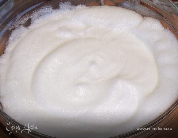 Берем отдельно сухую посуду, и взбиваем белки с солю, или соком лимона.