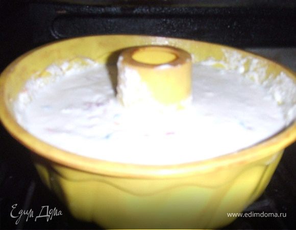 Выложить массу в форму и выпекать 45 мин.при температуре 180г.