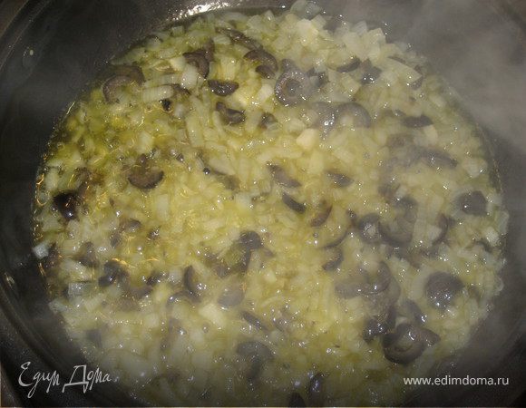 Добавить порезанные маслины,влить белое вино и убавить огонь,чтобы наше вино потихонечку выпаривалось