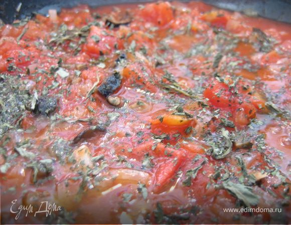 Через минуты 3-4 добавить томаты, присыпать базиликом(у меня сушенный).
уже можно ставить вариться нашу лапшу, она как раз успеет к финальному аккорду)