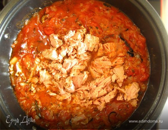 Т.к. у меня томаты были из банки, я тушила 3 минуты. Если помидорки свежие время увеличить до 5 минут, не больше!
А мы тем временем подходим к концу : добавляем тунец,предварительно разделив его на небольшие,радующие глаз,кусочки. 
Я добавляю и сок от тунца. И только после этого солю и перчу, потому что тунец бывает разный, и соли каждому нужно индивидуально!