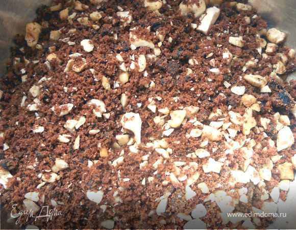 Печенье и орехи (отложить примерно 50 гр.для "панировки") измельчить в комбайне ***лучше в мелкую и однородную крошку - форма конфет будет лучше держаться***.