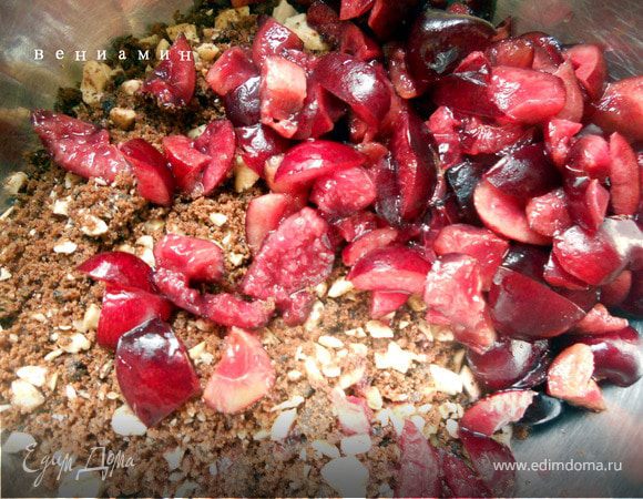 Черешню измельчить, соединить с крошкой. Добавить сироп, ром, размешать***Сначала будет плохо размешиваться, но не спешите добавлять больше сиропа/рома, наоборот, возможно, придется добавить немного печенья/орехов сверх указанного количества***. 