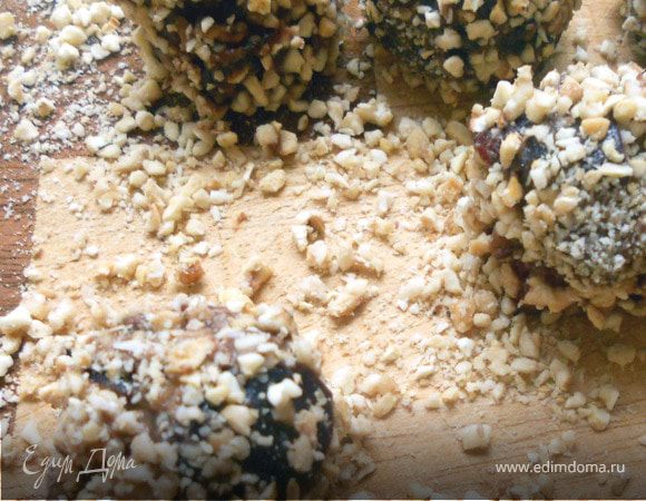 Сформировать конфеты (удобно увлажненными руками). Немного подсушить при комнатной температуре и обвалять в оставшейся ореховой крошке ***сильно не сдавливать, чтобы не деформировались! До подачи обязательно хранить в холодильнике, а то станут совсем мягкими:)***