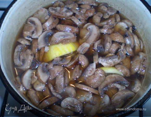 Варим их вместе с лавровым листом, перцем горошком, соком половины лимона. Я еще и сам выжатый лимон закинула. В общем варить 15 минут.