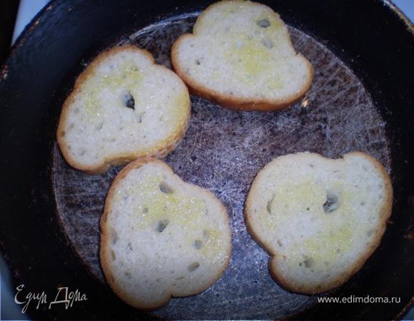 Смешиваем сок половины лимона с оливковым маслом и пропущенным через пресс чесноком и этим солнечным соусом с обеих сторон смазываем ломтики багета. Обжариваем на сухой сковороде до золотистости