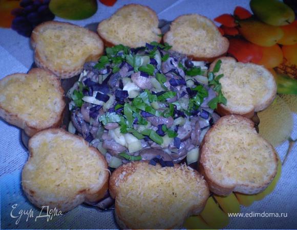 Смешиваем остывшие шампиньоны с нарезанным перцем и поливаем оставшимся соусом. Шампиньоны выкладываем горкой на середину блюда, а по краям ложим сырные тосты. И начинаем по-итальянски радоваться жизни! Приятного аппетита!