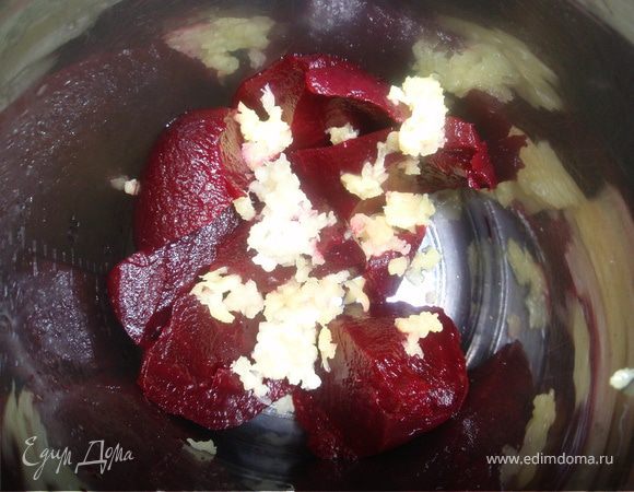 Измельчить в блендере до пюре свеклу, чеснок и имбирь. 