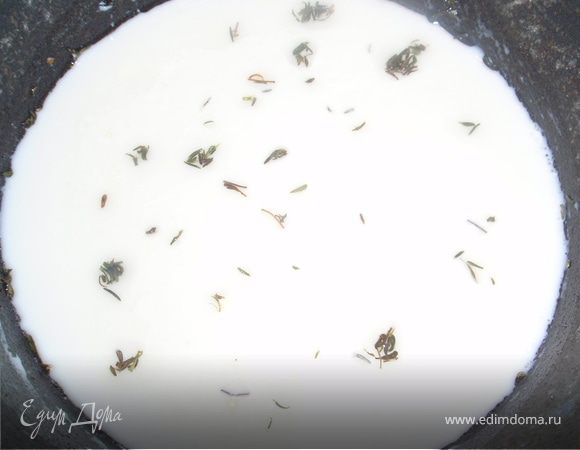 Тимьян конечно лучше брать свежий, но у меня, к сожалению, не оказалось. Но с сухим получилось не хуже. Сухие листочки тимьяна чуть обжариваем в оливковом масле, чтобы они посильнее дали аромат. Со свежим тимьяном поступаем также. Затем наливаем сливки и молоко и дадим всему закипеть.