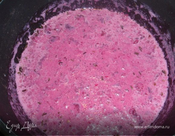 Теперь добавляем чесночно-свекольно-имбирное пюре. Уменьшаем огонь до среднего и томим пока не загустеет (если никак не хочет густеть, можно добавить чуть муки). Солим, перчим по желанию. Можно ещё разок измельчить в блендере для однородности! Приятного аппетита!