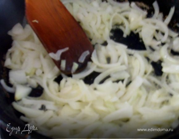 заправить поджаренным на топленом масле луком