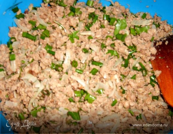 черным перцем, зелень, чесноком, и перемешать тщательно.