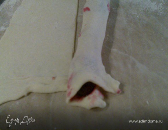 Слоеное тесто раскатываем, делим на 5 полосок.С краю выкладываем вишню и заворачиваем в трубочку, защипываем по краям и кладем швом вниз. Выпекаем при 180 градусах минут 20-25.