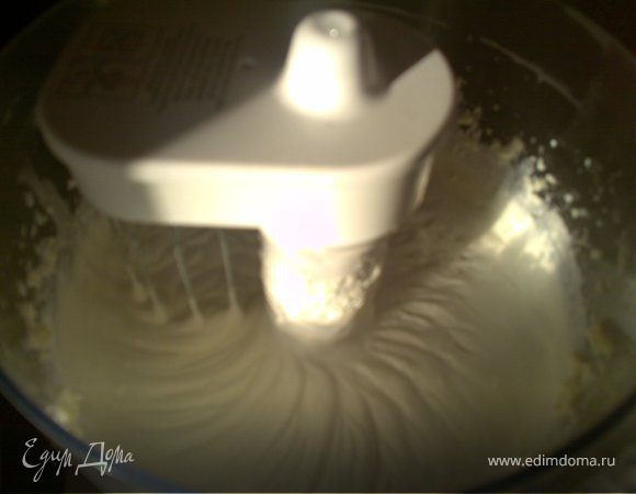 Готовим крем. Соединяем сливки и творожок, взбиваем до образования крепкой пены