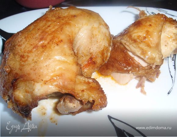 Всё очень просто, можно сказать классика! Курочку обязательно моем, отрезаем все лишнее, сушим бумажным полотенцем. Смешиваем масло, соль, перец, паприку и сухой чеснок и обтираем этой смесью курочку снаружи и внутри. Внутрь курицы кладем почищенные и раздавленные дольки чеснока. Добавляем немного водички в форму, чтобы соуса было побольше. Ставим в духовку на 220-230 гр. на 30 минут, затем переворачиваем курочку и дадим ей подзагореть с другой стороны минут 10. И можно подавать к столу, в качестве гарнира отлично подходит рис, который полит соусом из-под курицы. Приятного аппетита!