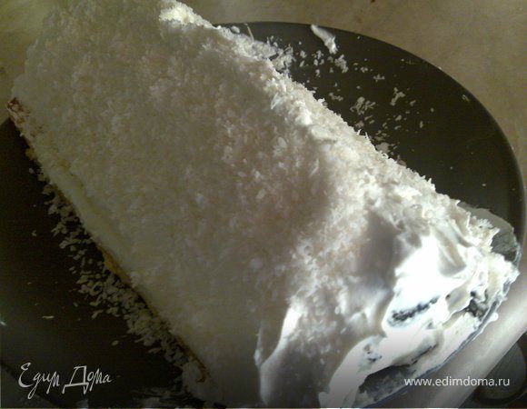 Готовые трубочки выкладываем 3-2-1. Получается горка. Каждый слой щедро промазываем кремом и ставим пропитаться в холодильник на ночь.