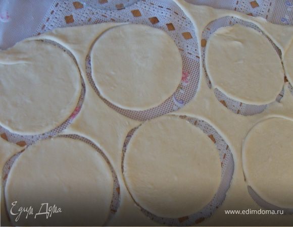 Тесто поделить на несколько кусков, каждый кусок у отдельности раскатать, стаканом любого диаметра вырезать кружочки