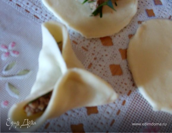 На каждый кружочек выложить начинку