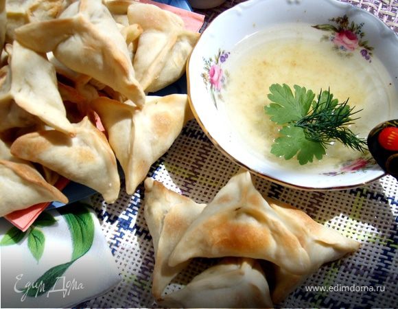 Выпекать при температуре 230-240С, в течении 5-7 минут, выпекаются очень быстро, следите за тем, чтобы не сгорели, самса особо румяниться не будет, она должна быть слегка бледной.Очень вкусно с бульоном- сорпой! Приятного апптеита!