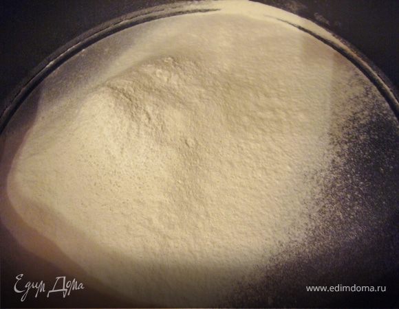 Муку смешай с разрыхлителем и просей на яйчную массу(постепенно помешивай)