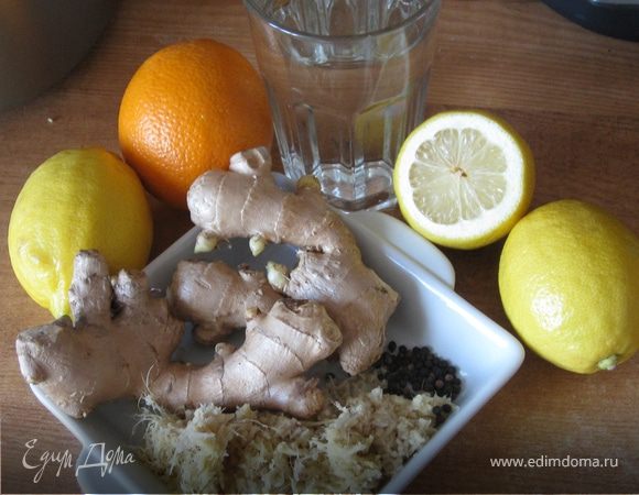 Берем 1 литр (или 2 икеевских стакана) негазированной минералки, добавляем туда тертый имбирь, перец горошком и ставим на большой огонь, что бы довести до кипения