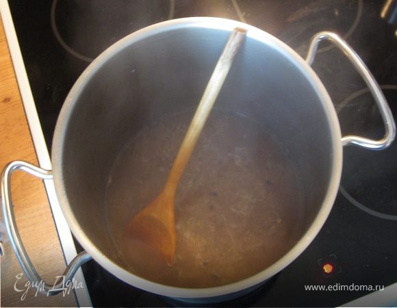 Как только смесь закипит, убавляем огонь и помешивая смесь даем покипеть ей 5 минут (параллельно наслаждаемся исходящим ароматом)