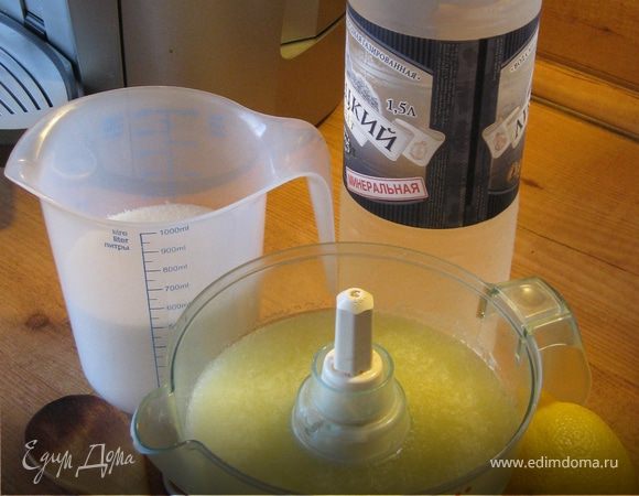 Из лимонов и, если хотите, иных цитрусовых давим сок и сразу же добавляем его к сладкому отвару имбиря и даем полностью остыть