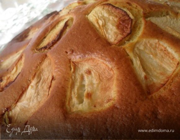 Взбить яйца с сахаром, добавить соду, соль,маргарин, взбить.После добавить муку, взбить.Яблоки очистить от кожицы, порезать на средние кусочки.Тесто вылить в смазанную маслом форму, поверх уложить яблоки.Выпекать при 200*С до золотистого цвета(готовность проверить зубочисткой).Готовую шарлотку охладить.