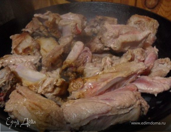 Подготовленные свиные ребрышки обжарить до золотистой корочки.(жарить около 20 минут.)
