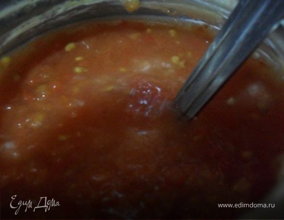 Помидоры очистить от шкурки, измельчить в блендере.