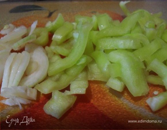 Перец порезать средними кусочками, лук измельчить.