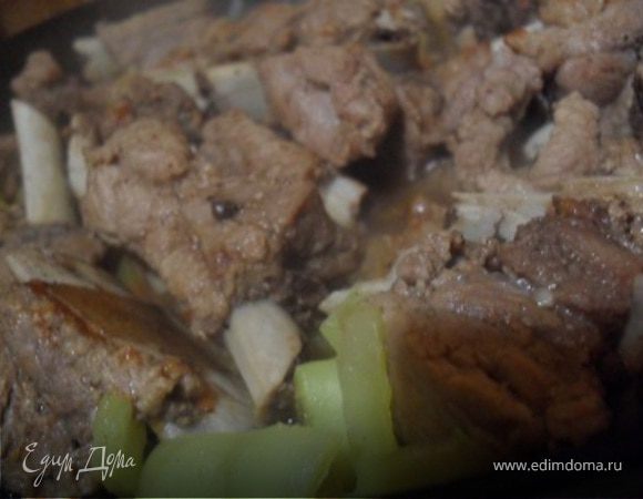 Добавить перец,лук,измельченные помидоры к ребрышкам, протушить около 5 минут.После добавить рассол, специи.Зубчики чеснока раздавить "бочком" (лезвием) ножа.Тушить еще около 20 минут на среднем огне.