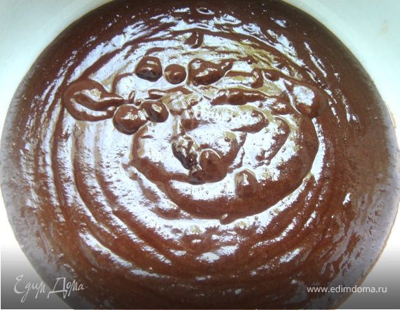 Сразу начну с небольшого отступления.В оригинальном рецепте предлагается фундук.Я готовила и с миндалём(+миндальная эссенция или амаретто)и с грецким рехом(+коньяк или ночино).Шоколад можно использовать не только горький.Вкус мороженого от этого становится мягче.Итак...Размолоть орехи в блендере до крупной крошки и смешать с горячим молоком.Шоколад растопить на водяной бане и смешать с орехово-молочной смесью.Охладить.