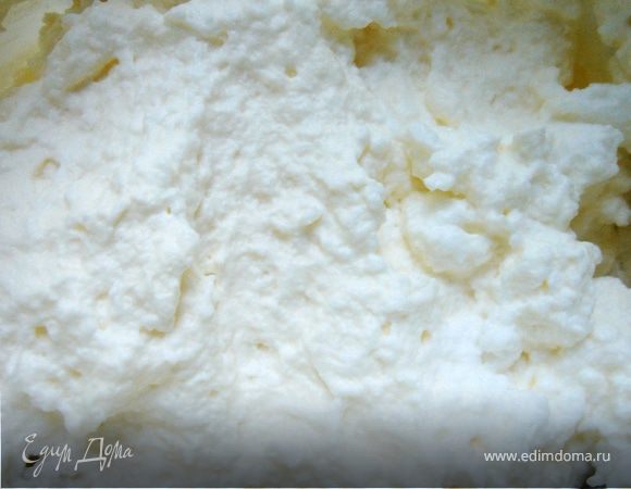 Белки взбить в крепкую пену с сахарной пудрой.Сливки тоже хорошо взбить в отдельной посуде.Аккуратно ввести белки в сливки. 