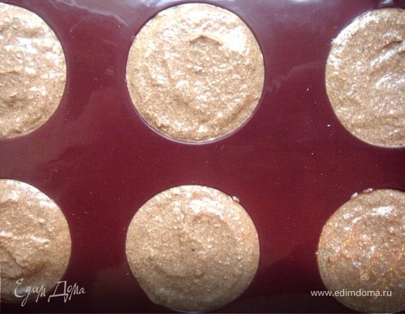 В холодную шоколадную смесь ввести сливки с белками.Для этого сначала надо вмешать несколько ложек в шоколад,а затем аккуратно остальную массу.Сразу переложить мусс в форму.Для этого можно использовать формочки для маффинов или длинную форму для кексов.Убрать в морозильник на ночь(6-8 часов).